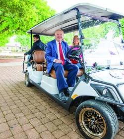 总统 Bonner on golfcart.